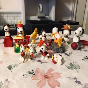 Mixed Lot of 14 Vintage & Modern PEANUTS / Snoopy Figures / Toys / Ornaments